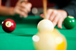 Paar spielt Billard