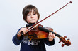 kind spielt violine