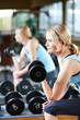 Frau beim Hanteltraining