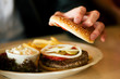 Mann im Restaurant isst Hamburger