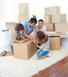 Foto: Animated family packing boxes Animated family packing boxes