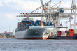 Containerschiff am Containerterminal