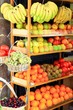 Obst, Bananen, Äpfel, Orangen, Kiwi, Weintrauben Obst, Bananen, Äpfel, Orangen, Kiwi, Weintrauben