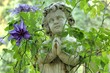 Skulptur eines betenden Jungen Skulptur eines betenden Jungen