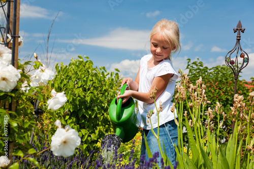 Photo: Kleines Mädchen gießt Blumen Kleines Mädchen gießt Blumen