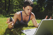 Foto: junger Mann mit Laptop junger Mann mit Laptop