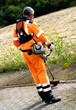 Foto: Arbeiter mit Motorsense Arbeiter mit Motorsense