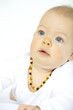 baby mit bernsteinkette
