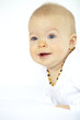 baby mit bernsteinkette