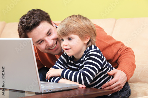 Vater und Sohn am Computer Vater und Sohn am Computer