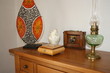objets décoratifs sur un meuble en chêne