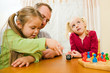 Familie spielt "Mensch ärgere Dich nicht"