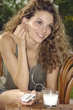 ragazza che ascolta musica e beve latte