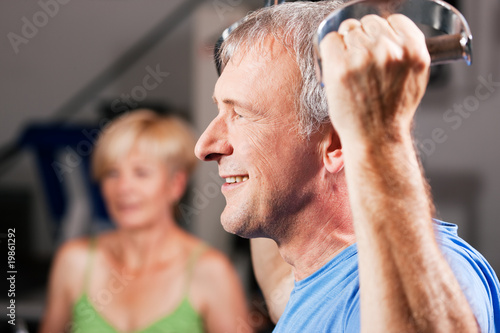 Foto: Älteres Paar trainiert im Fitnessstudio Älteres Paar trainiert im Fitnessstudio