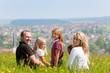 Familie auf Wiese im Frühling oder Frühsommer
