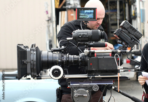 Foto: Man with cinema movie camera Man with cinema movie camera