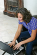 jeune fille souriante devant son ordinateur portable jeune fille souriante devant son ordinateur portable