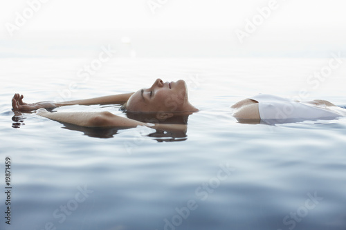 Foto: Young woman enjoying water Young woman enjoying water