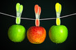 Foto: three apples in a row on black background three apples in a row on black background