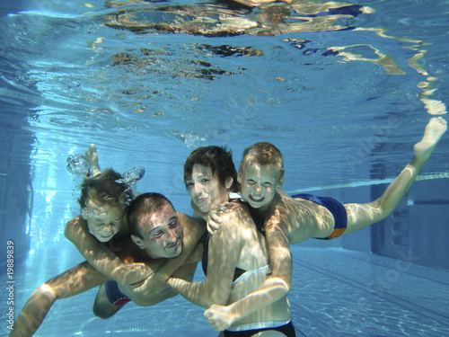 Foto: Familiengerangel unter Wasser Familiengerangel unter Wasser