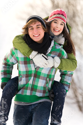 Foto: Man giving woman piggyback Man giving woman piggyback