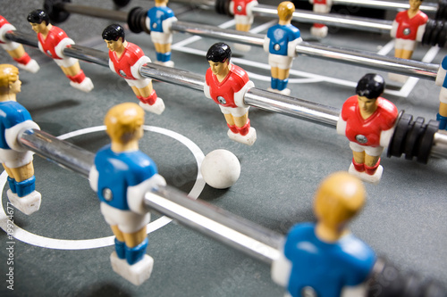 Tischfussball mit blauen und roten Spielern
