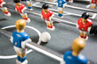Kickertisch mit blauen und roten Spielern