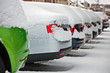 PKW im Winter beim Parken mit Schneehaube