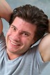 Ein muskulöser Mann entspannt sich und lacht. Gesicht.