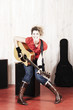 jeune femme guitariste en mouvement