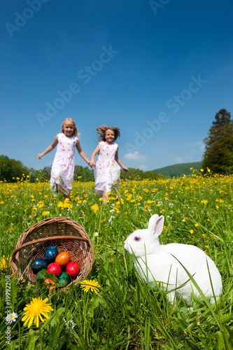 Photo: Ostern - Hase auf Wiese, Kinder suchen Eier Ostern - Hase auf Wiese, Kinder suchen Eier