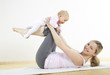 junge mama macht mit ihrem baby fitness + yoga uebungen junge mama macht mit ihrem baby fitness + yoga uebungen