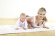 junge mama macht mit ihrem baby fitness + yoga uebungen junge mama macht mit ihrem baby fitness + yoga uebungen