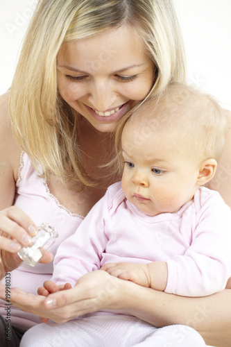 Photo: junge mama gibt ihrem baby globuli junge mama gibt ihrem baby globuli