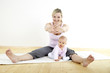 junge mama macht mit ihrem baby fitness + yoga uebungen junge mama macht mit ihrem baby fitness + yoga uebungen