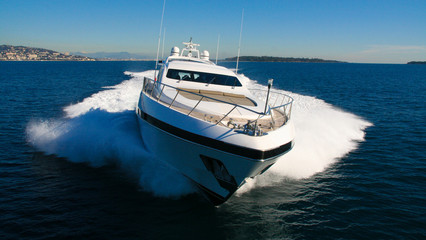 yacht en méditerranée