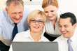 Businessteam arbeitet an einem Computer