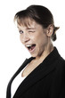 jeune femme d'affaires clin d'oeil