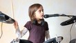 fillette à la batterie et au chant