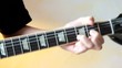 doigt sur le manche de la guitare électrique