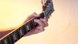 doigts sur le manche de la guitare électrique