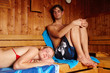 junges Paar in der Sauna