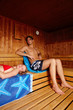 junges Paar in der Sauna