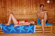 junges Paar in der Sauna