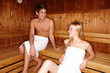 junges Paar in der Sauna