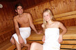 junges Paar in der Sauna
