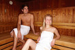 junges Paar in der Sauna