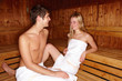 junges Paar in der Sauna