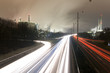 Lichtspuren vor Industrieanlage