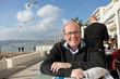 Côte d'azur en hiver : homme assis en terrasse